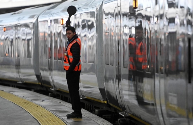 Nuevas huelgas en Reino Unido paralizan hospitales y ferrocarriles