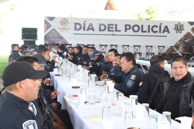 Los agentes fueron celebrados por su día en Yecapixtla.