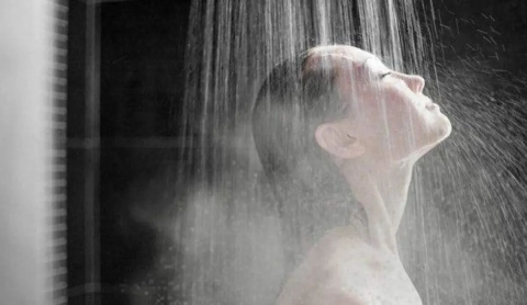 ¿Por qué deberías evitar bañarte con agua muy caliente?