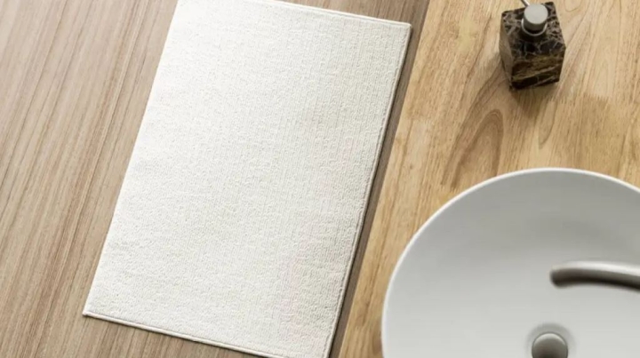 ¿Cada cuánto debes lavar los tapetes del baño para evitar hongos?