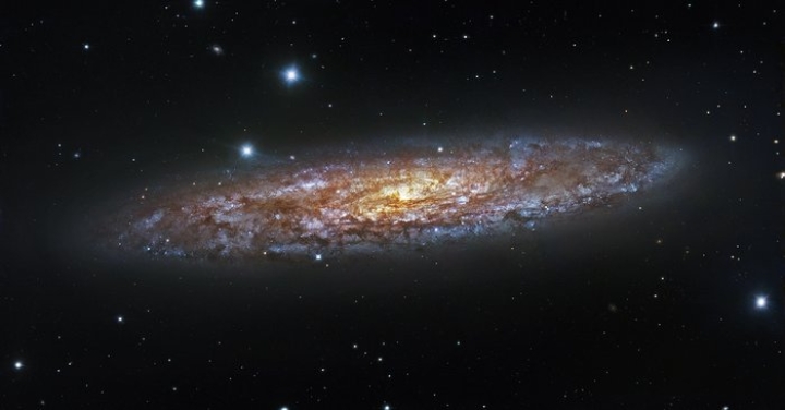 Galaxia del Escultor es vista a detalle en miles de colores