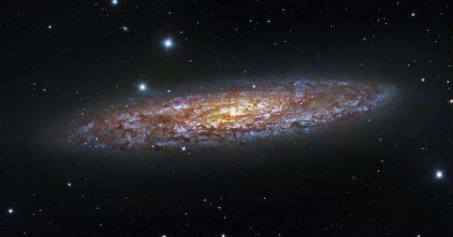 Galaxia del Escultor es vista a detalle en miles de colores