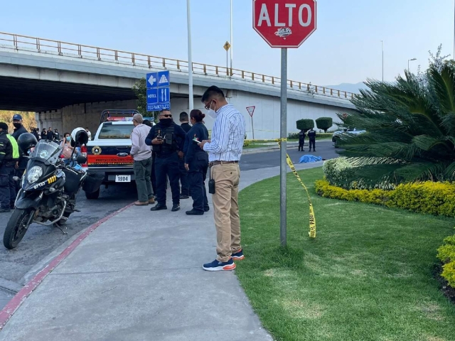 La víctima estaba esperando a un familiar cuando llegaron los delincuentes.