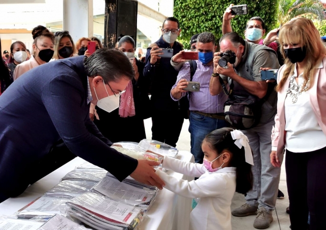 Encabeza alcalde Rafael Reyes entrega de 32 mil paquetes de útiles escolares