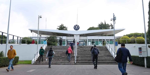 Volkswagen Puebla evita huelga tras acordar aumento salarial del 4%
