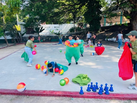   Familias disfrutaron de diversas actividades durante la jornada.
