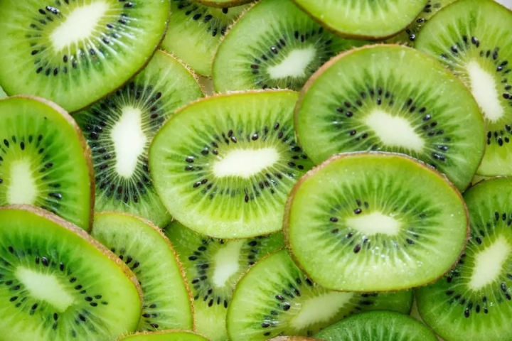 ¿Cuáles son los beneficios del kiwi para la piel?