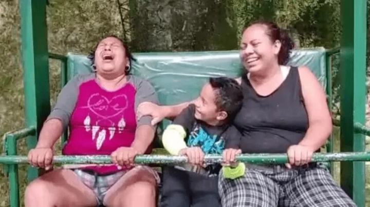 Mujer sube a juego mecánico y su reacción se hace viral