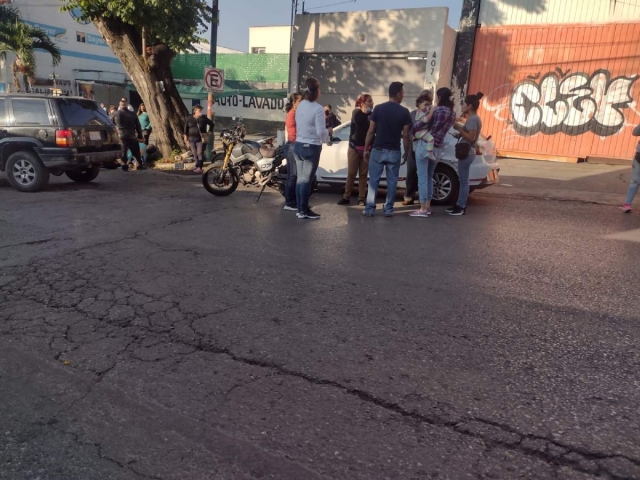 El hecho asustó a varios menores y padres de familia debido a que ocurrió a la hora de la entrada de la primaria.