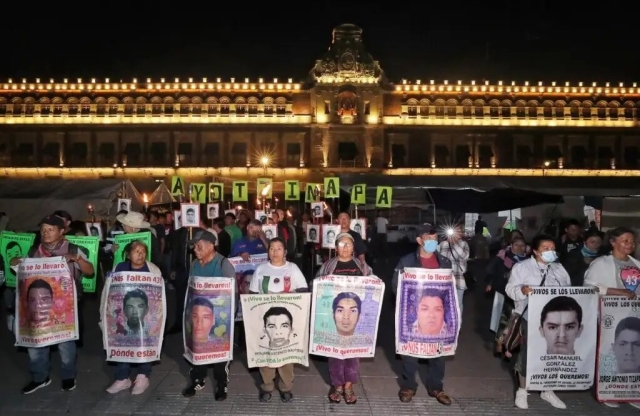 Familiares de los 43 normalistas marchan en el Centro Histórico