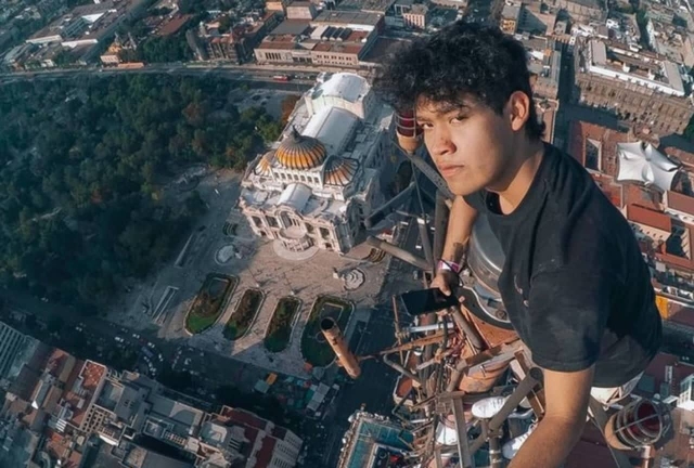 Joven escala la Torre Latinoamericana.