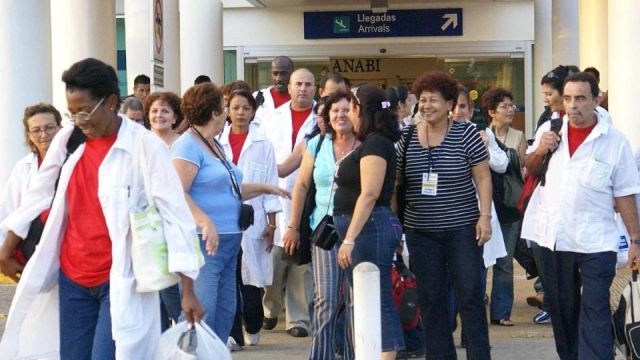 AMLO insiste en contratar más médicos cubanos