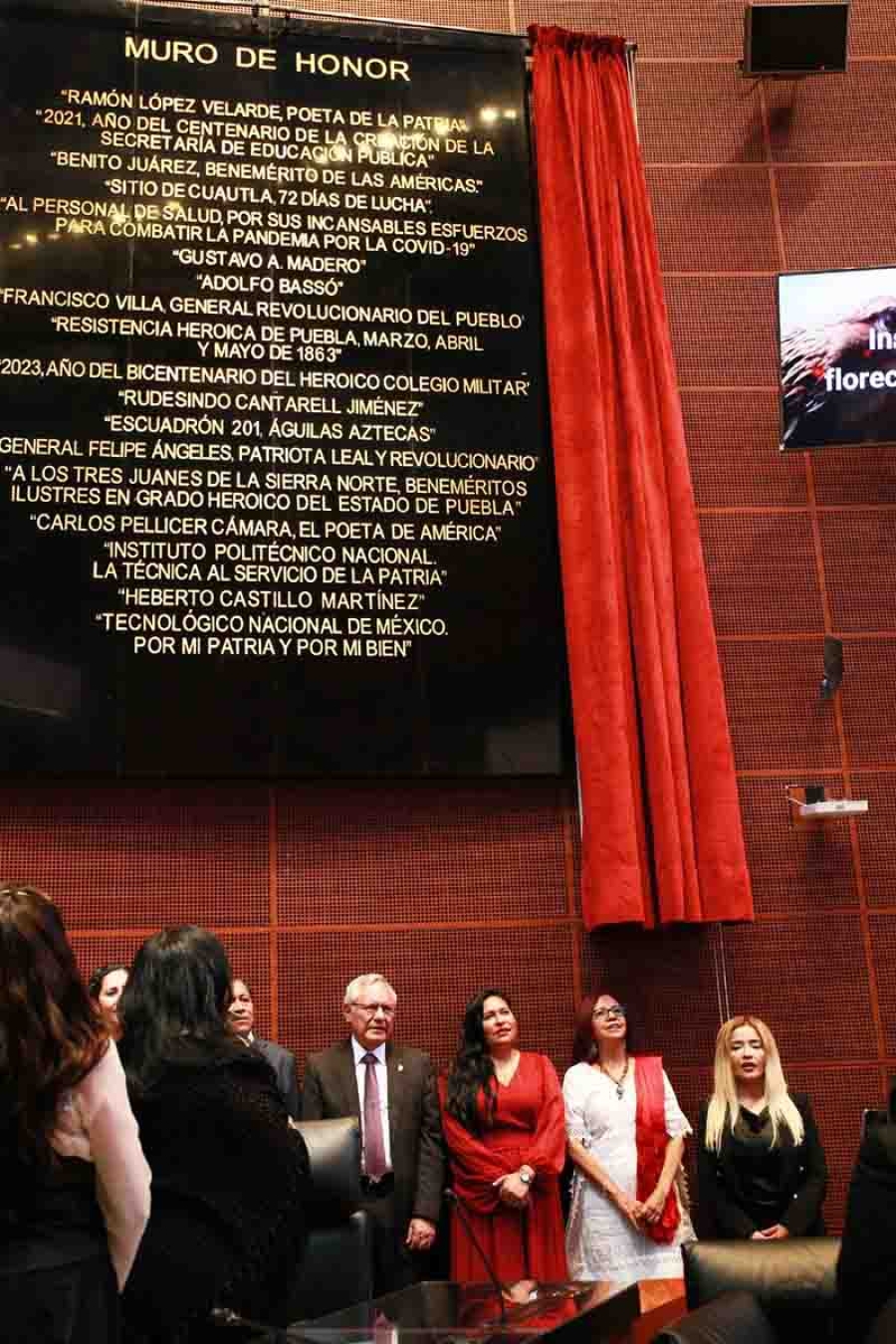 El nombre del TecNM quedó plasmado con letras doradas.