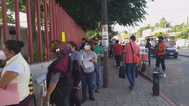 Desde temprana hora se comenzaron a formar largas filas para recibir la primera dosis.