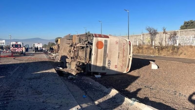 Camión con peregrinos vuelca en autopista México-Puebla; hay al menos 3 muertos