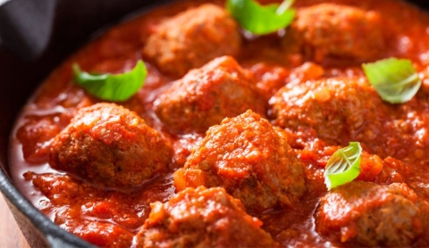 Cómo hacer unas sabrosas albóndigas en salsa roja
