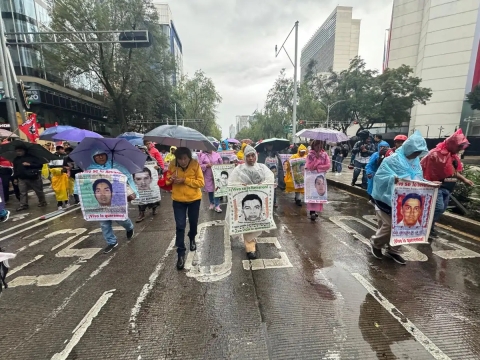 Marchan en CDMX a 11 años de la desaparición de los 43 de Ayotzinapa