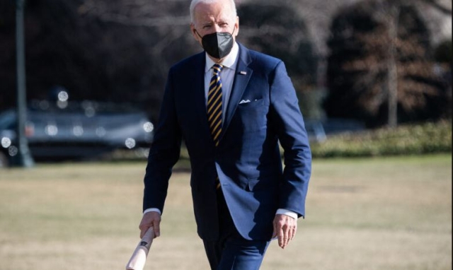 Joe Biden confisca 7 mmdd del banco central afgano para ayuda humanitaria