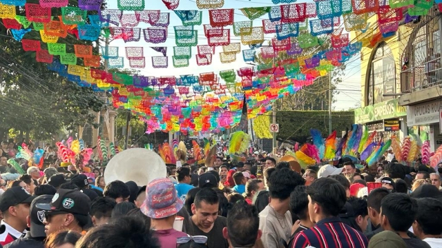 Encuentro de comparsas en el zócalo de Jiutepec