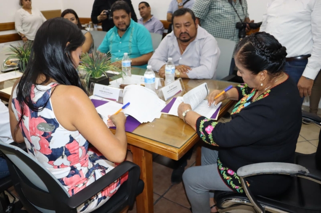 Firma alcaldesa Juanita Ocampo convenio por pozo profundo en Temixco