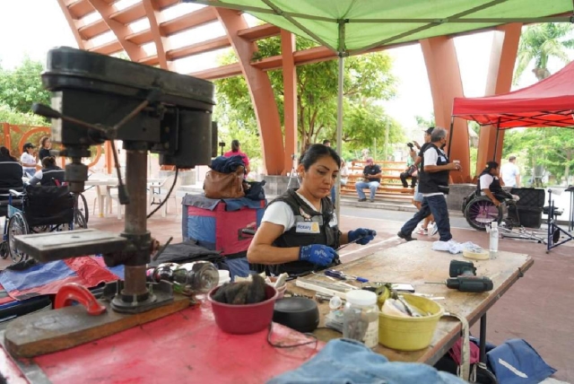  Los encargados de las reparaciones cuentan con equipo especializado para su labor.