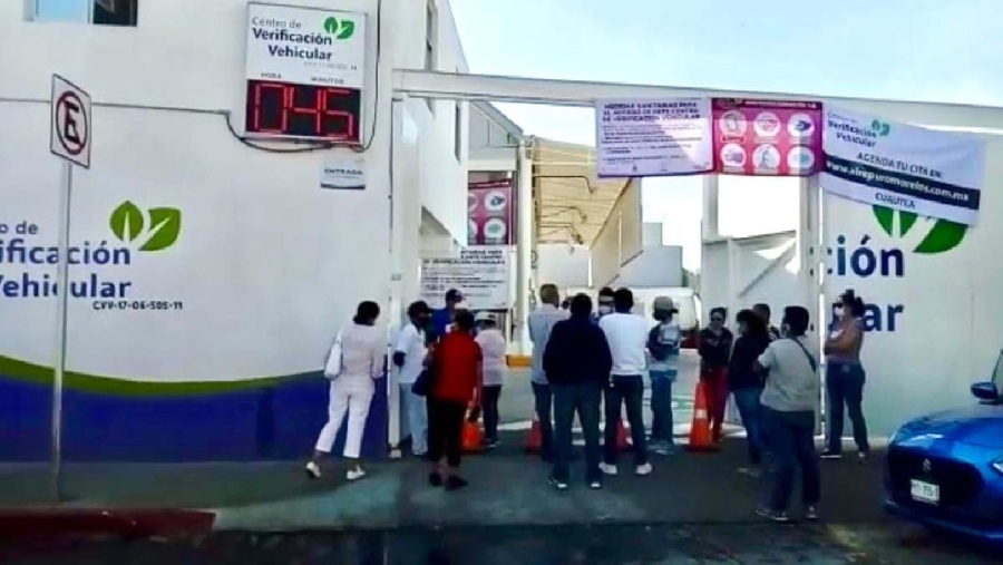 Ciudadanos señalan que un verificentro no es suficiente para atender el parque vehicular de Cuautla. 