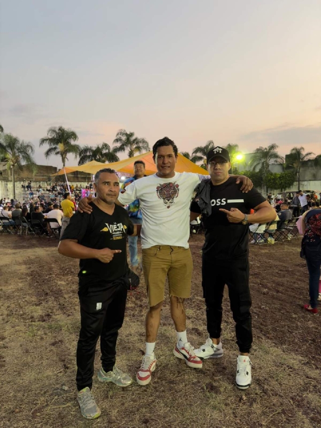 Tras el triunfo ante el "Tigre" Perdomo, Esa&uacute; Uri&oacute;stegui fue felicitado por su profesor y uno de sus patrocinadores, TWBAboxing.