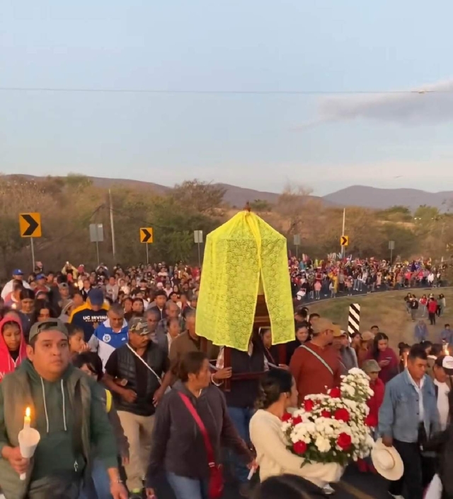 Cientos de familias se sumaron a la procesión.