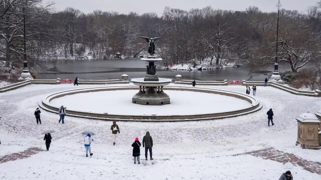 Nevadas provocan cancelación de miles de vuelos en Estados Unidos