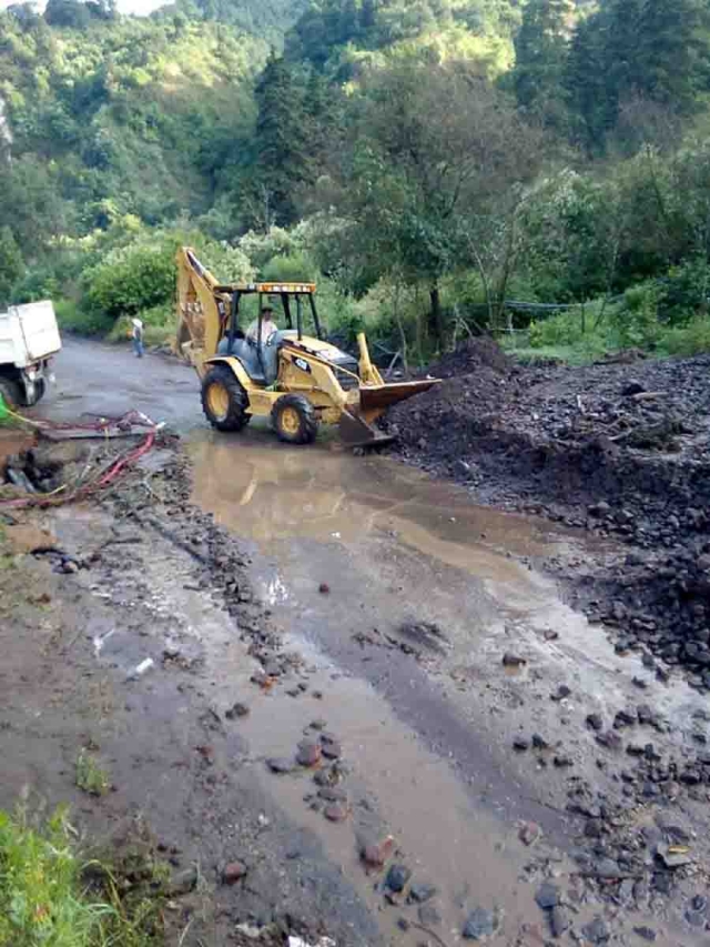 El reciente derrumbe obstaculizó ambos sentidos de la carretera.