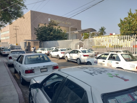 Se concentran taxistas ante Congreso local; amagan con bloqueo en El Vergel
