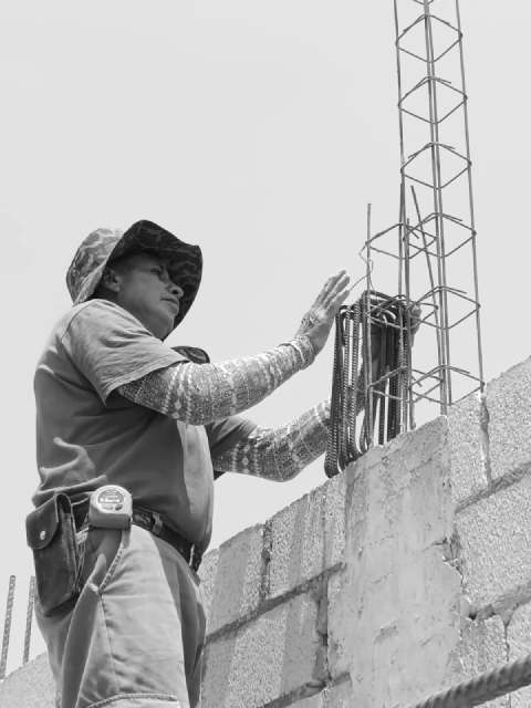 Trabajadores de la construcción en proceso. Casa Brisas,  por WIDOARQUITECTOS. 