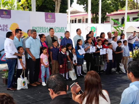 Entrega alcalde capitalino becas y útiles escolares a estudiantes destacados; también, uniformes a sindicalizados