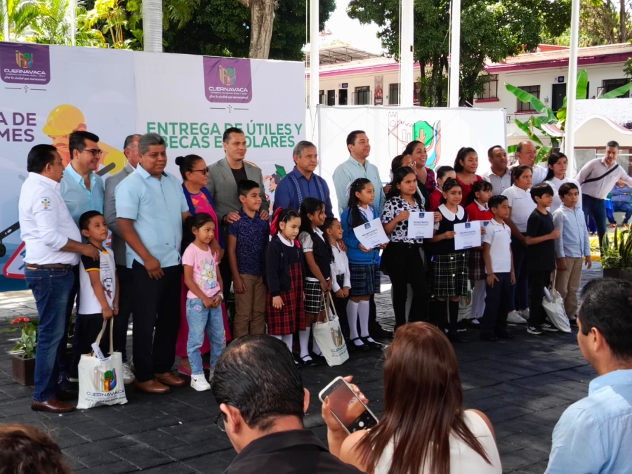 Entrega alcalde capitalino becas y útiles escolares a estudiantes destacados; también, uniformes a sindicalizados