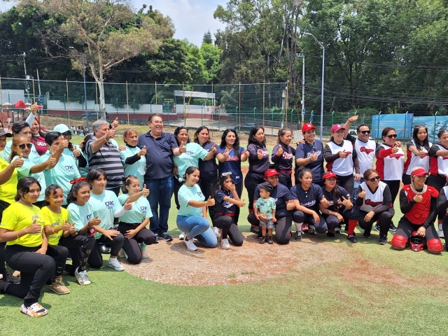 Lanza Víctor Mercado primera bola en torneo de sóftbol