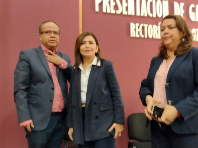 La rectora Viridiana Aydeé León Hernández acudió junto con directivos de la ANUIES y otros rectores.