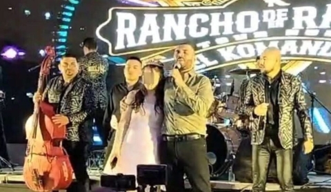 Alcalde celebra los XV años de su hija con fastuosa fiesta; El Komander fue el invitado especial