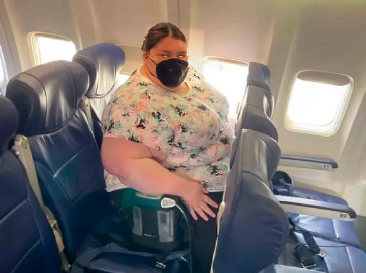 Polémica en el aire: Mujer obesa enfrenta críticas por negarse a ceder su asiento extra en un vuelo