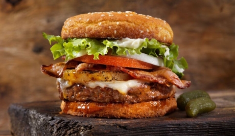 Prepara una deliciosa hamburguesa hawaiana, perfecta para disfrutar este 28 de mayo