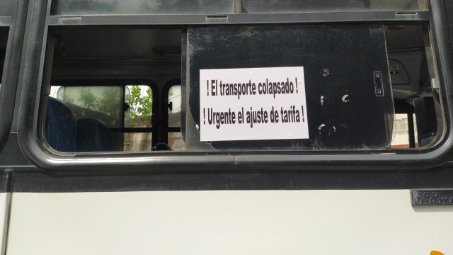 Colocan operadores anuncios en sus unidades señalando &#039;urgencia&#039; de un ajuste