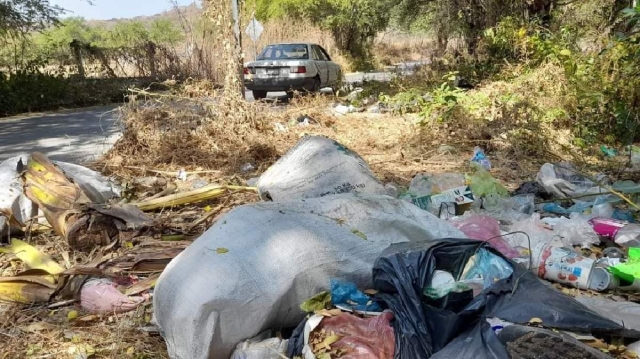 El problema de la basura en las carreteras se ha agudizado en el municipio indígena.