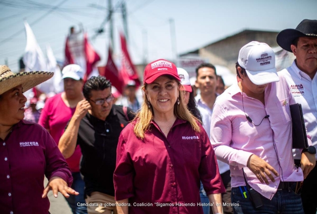 Margarita González Saravia recorrió calles del poblado de Acatlipa, en Temixco. 