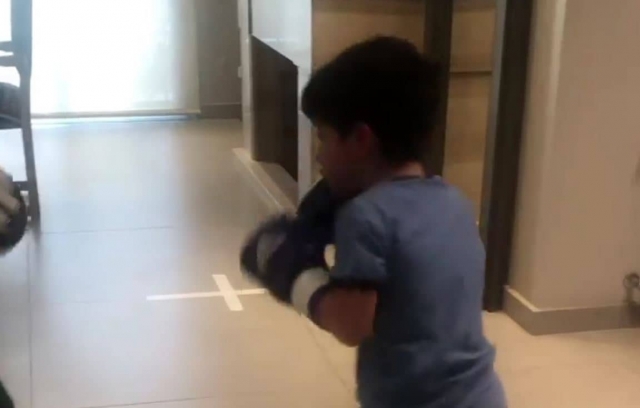 Niño de seis años muestra su técnica para el boxeo.