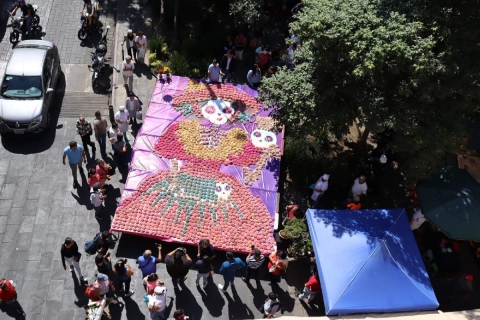 Con una catrina monumental de pan en el zócalo de Cuernavaca, productores promovieron ayer la adquisición del pan artesanal.  