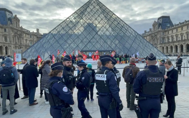 Evacuan el Museo de Louvre por amenaza de bomba