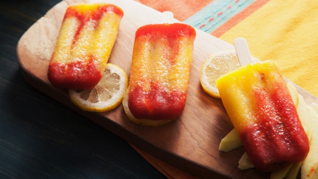 Sabor tropical: Prepara paletas de mango con chamoy