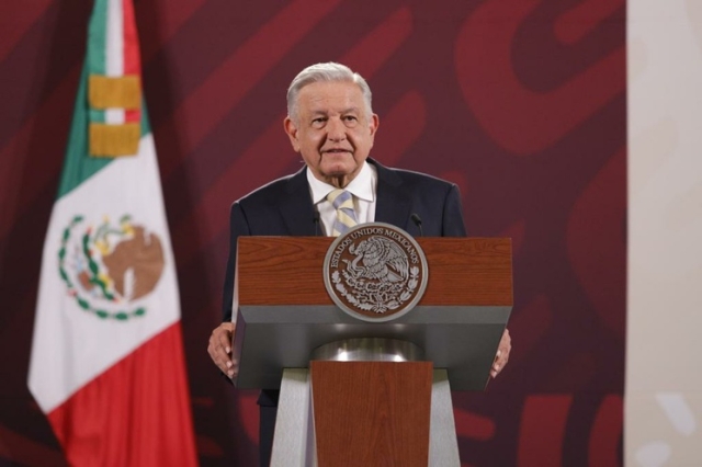 AMLO defiende a Ebrard y alerta sobre hostigamiento en ‘tiempos electorales’