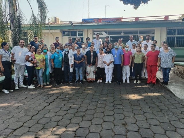 Protesta de brazos caídos por parte de trabajadores de salud