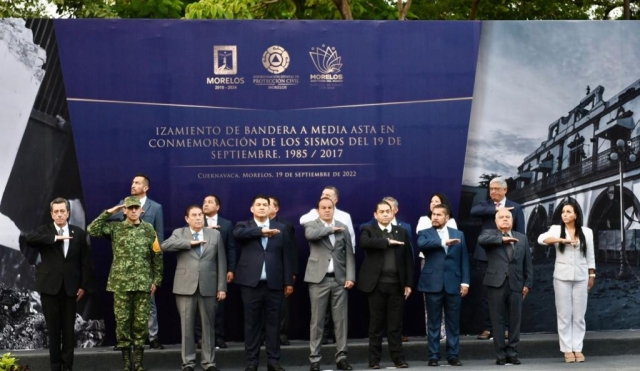 Preside gobernador ceremonia de izamiento de Bandera Nacional a media asta