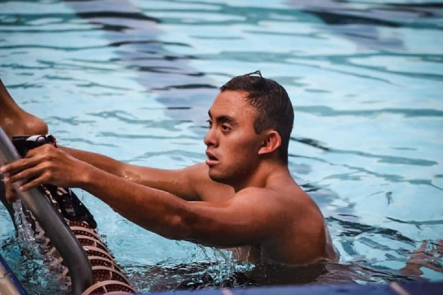 El atleta paralímpico ama nadar y cantar.